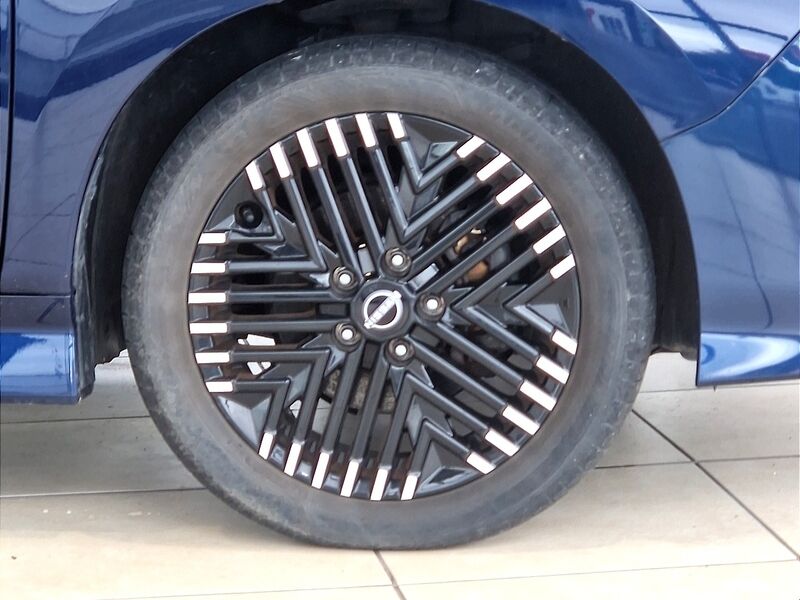 More views of Nissan Leaf