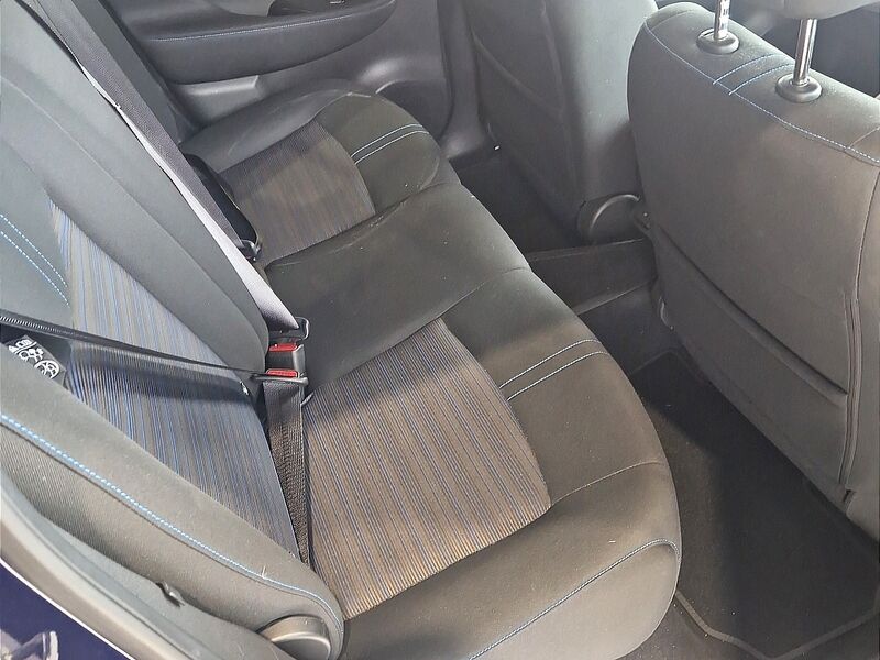 More views of Nissan Leaf