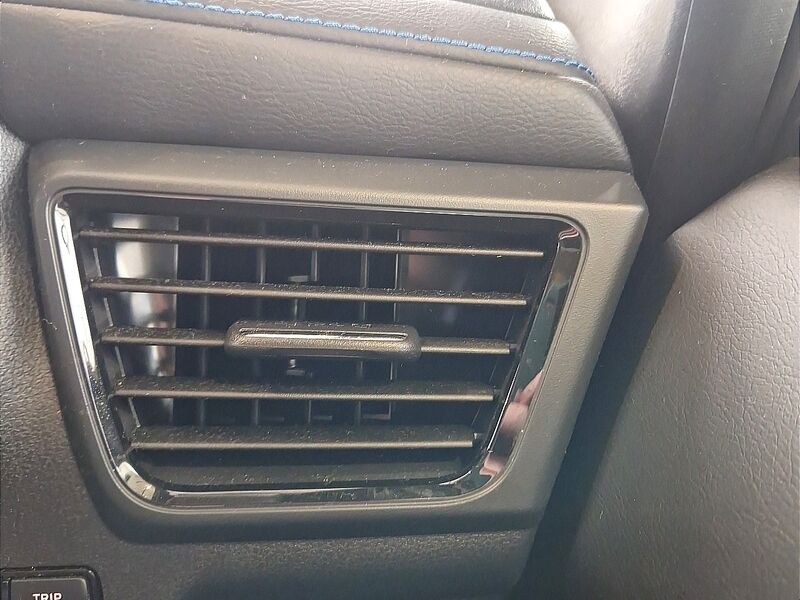 More views of Nissan Leaf