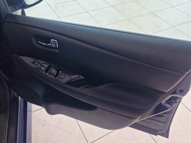 More views of Nissan Leaf