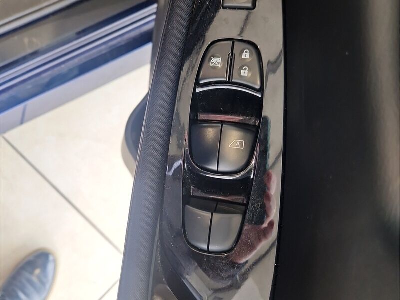 More views of Nissan Leaf