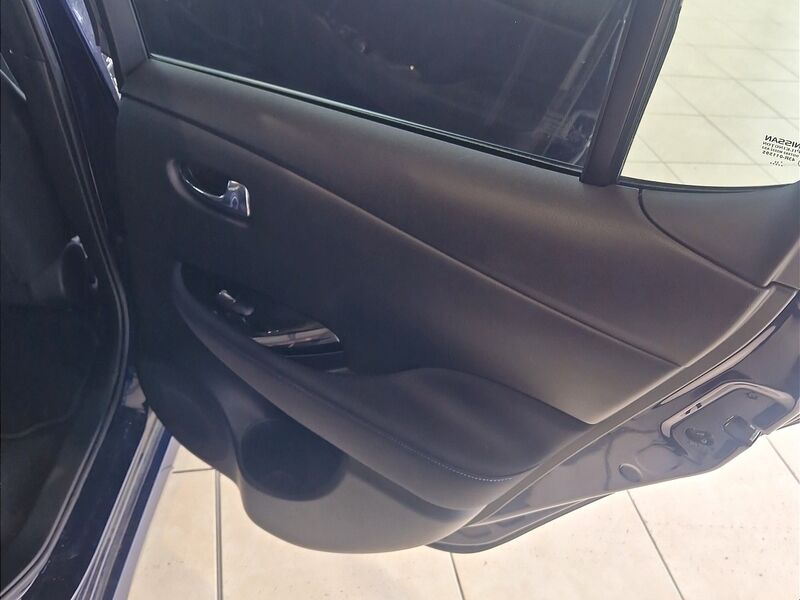 More views of Nissan Leaf