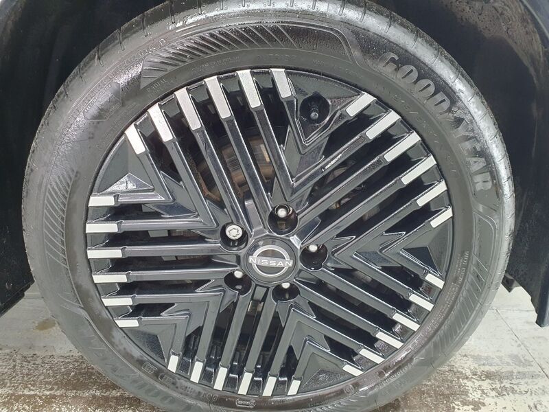 More views of Nissan Leaf