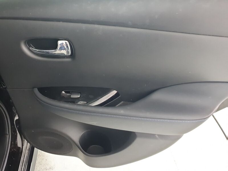 More views of Nissan Leaf