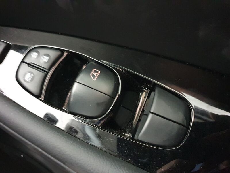 More views of Nissan Leaf