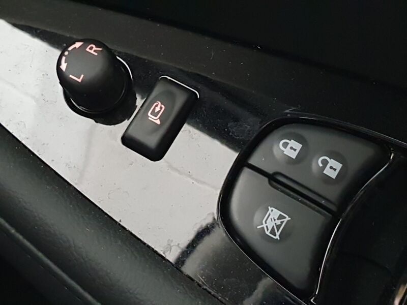 More views of Nissan Leaf