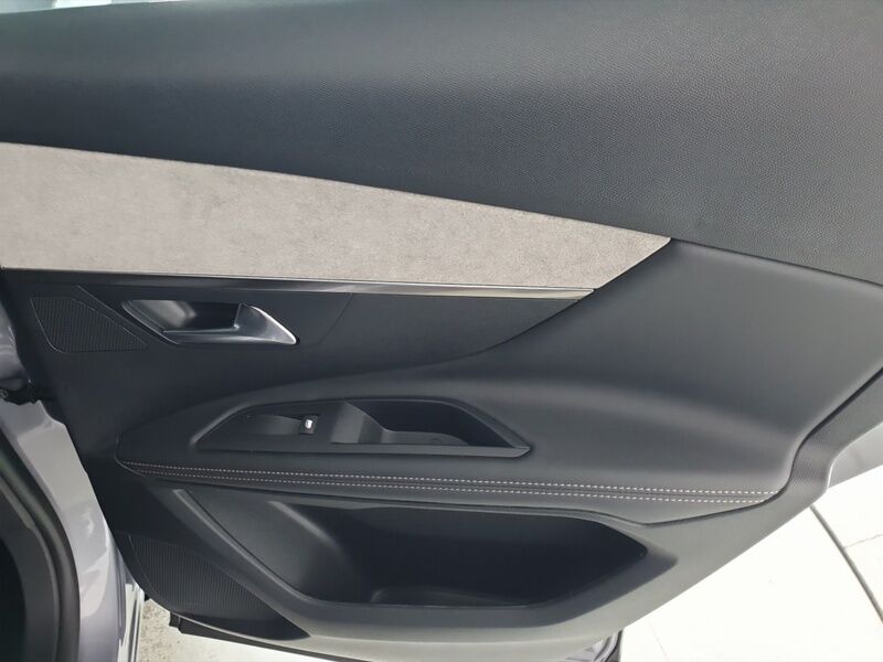 More views of Peugeot 3008