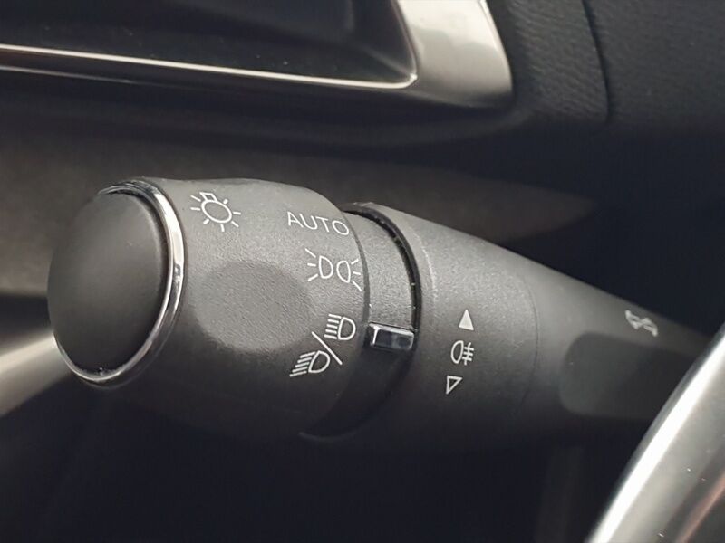 More views of Peugeot 3008