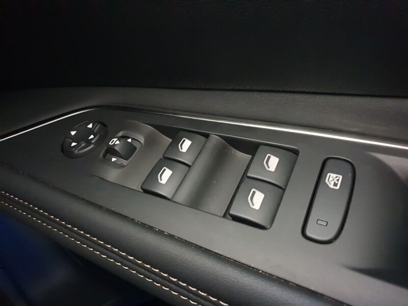 More views of Peugeot 3008