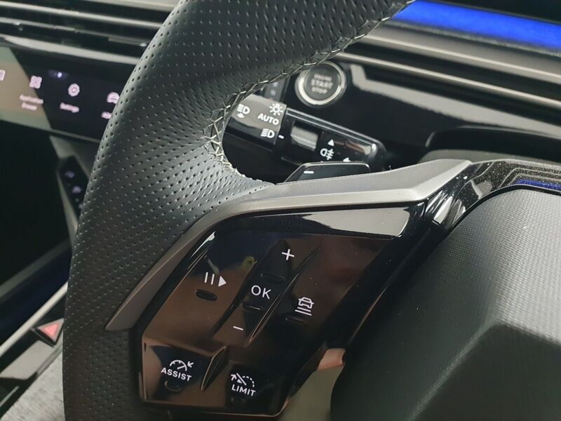 More views of Peugeot 3008