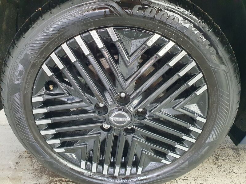More views of Nissan Leaf