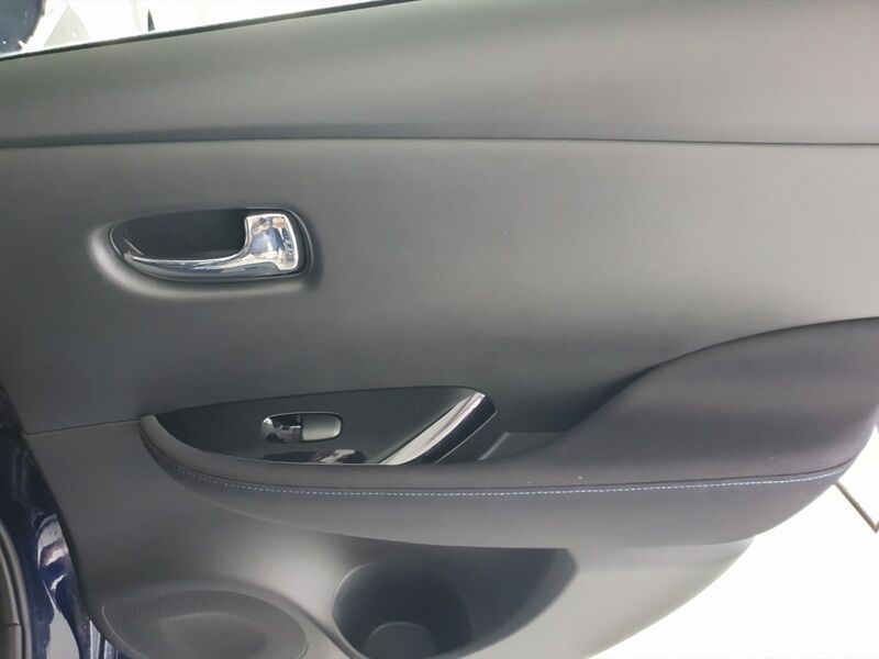 More views of Nissan Leaf