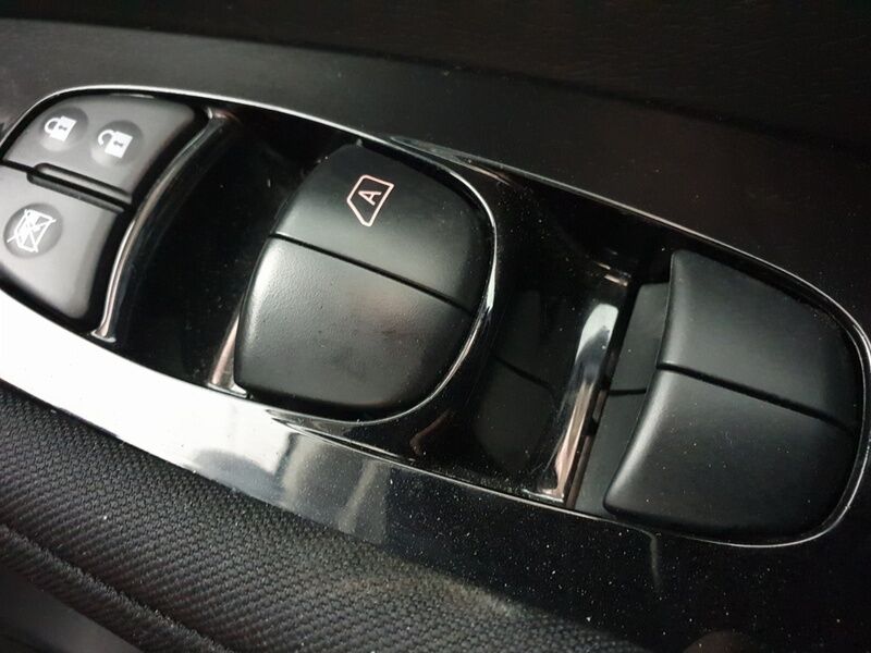 More views of Nissan Leaf