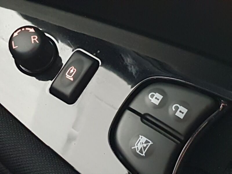 More views of Nissan Leaf