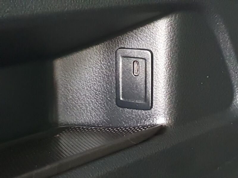 More views of Mercedes-Benz EQB