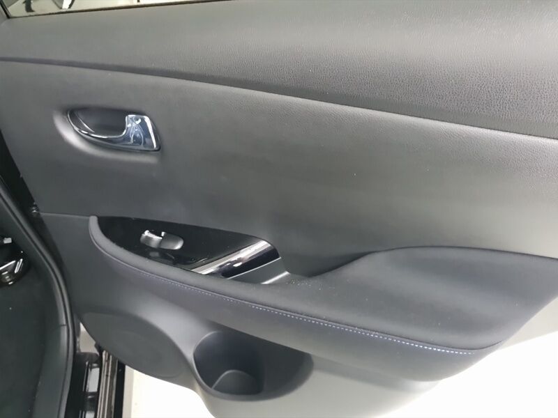 More views of Nissan Leaf
