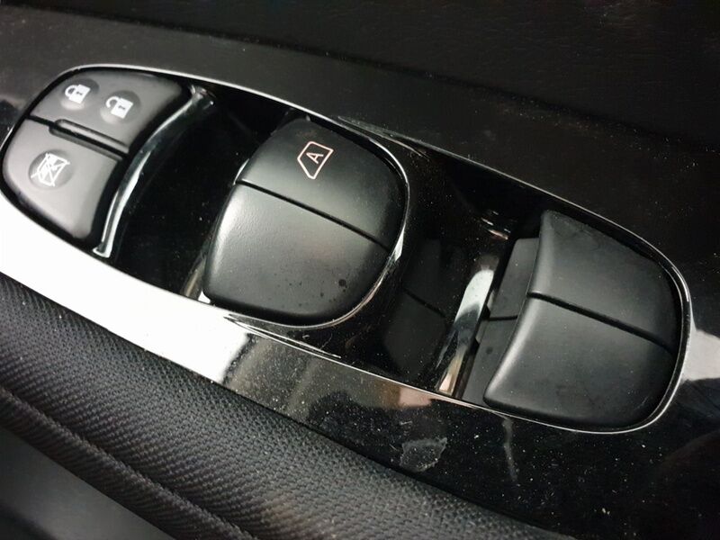 More views of Nissan Leaf