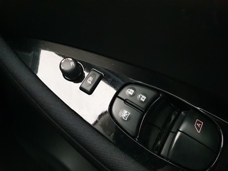 More views of Nissan Leaf
