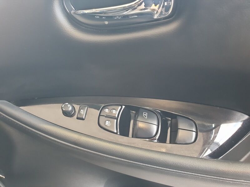 More views of Nissan Leaf