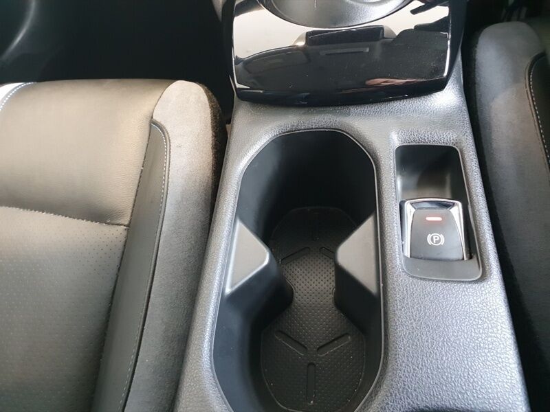 More views of Nissan Leaf