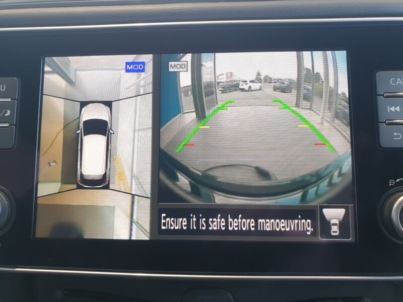 More views of Nissan Leaf