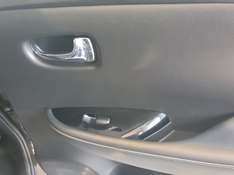 More views of Nissan Leaf