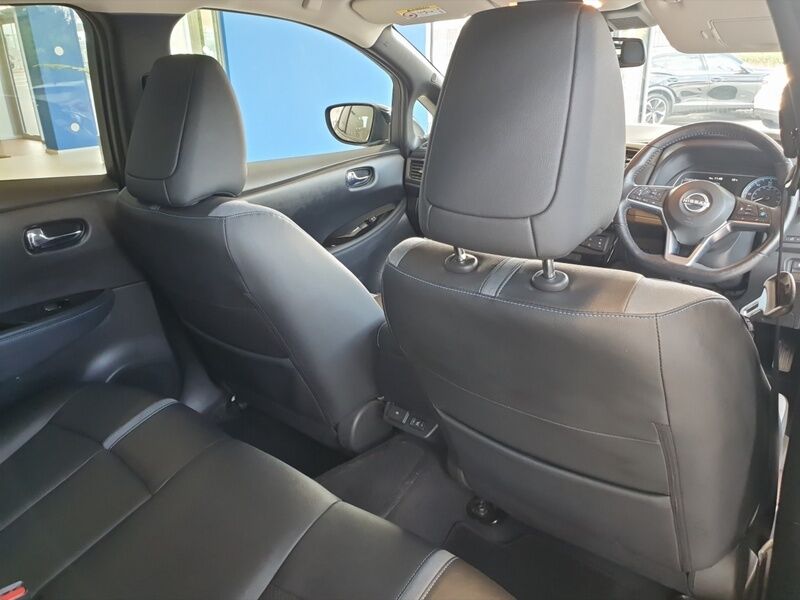 More views of Nissan Leaf