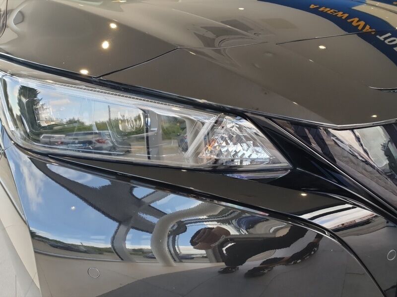 More views of Nissan Leaf