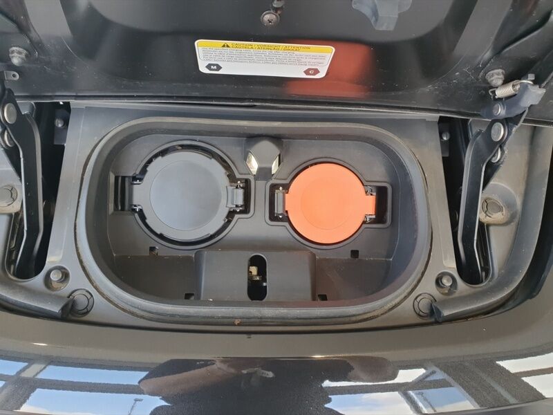 More views of Nissan Leaf