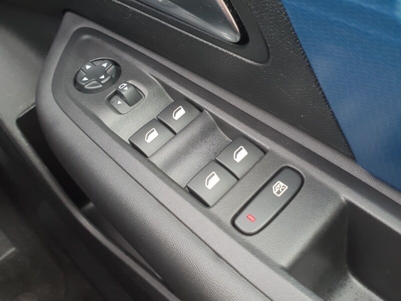 More views of Citroen e-C4 X