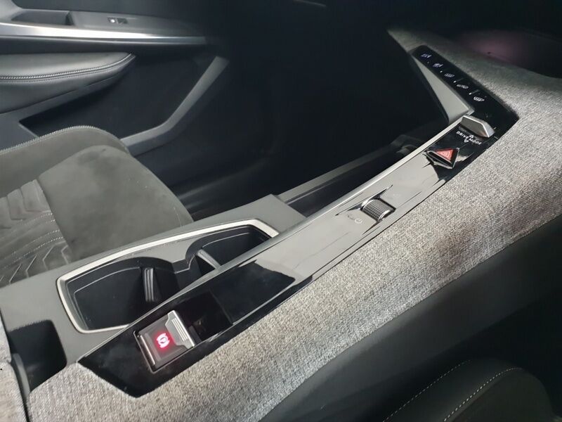 More views of Peugeot 5008