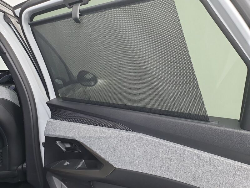 More views of Peugeot 5008