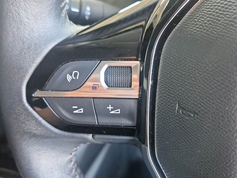 More views of Peugeot 208