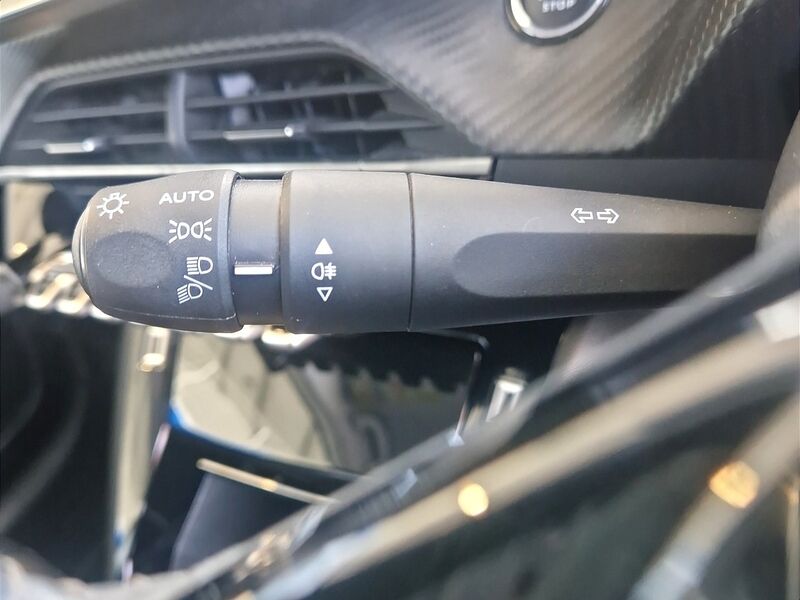 More views of Peugeot 208