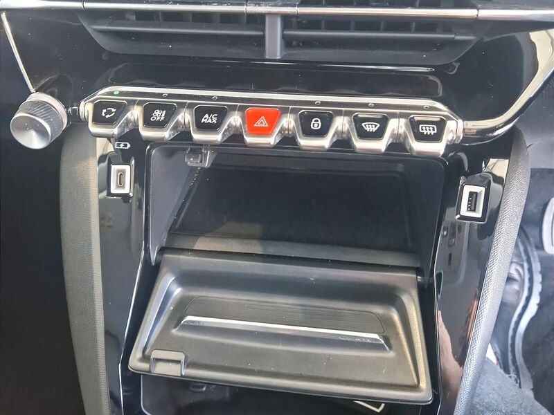 More views of Peugeot 208