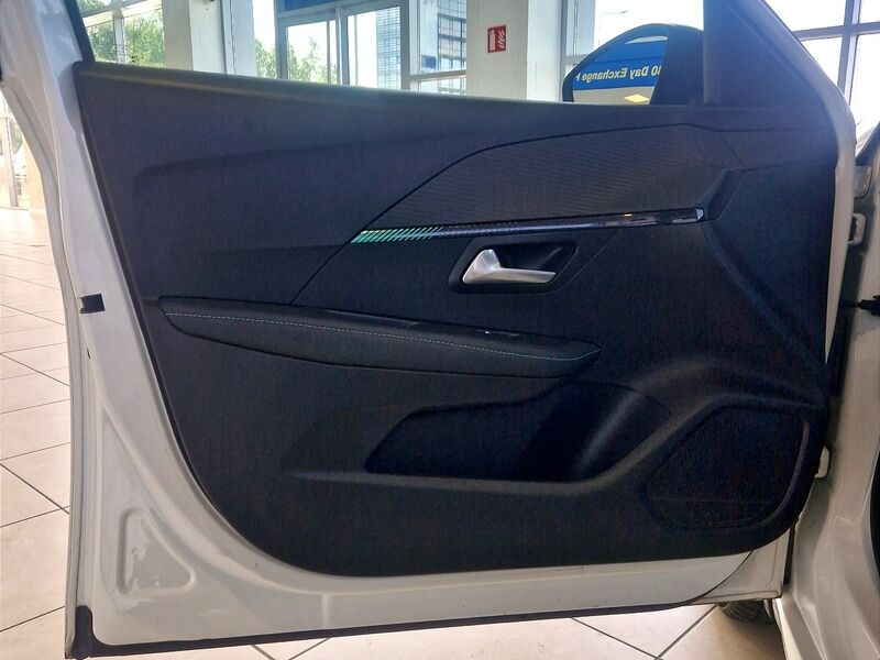 More views of Peugeot 208