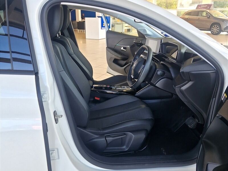 More views of Peugeot 208