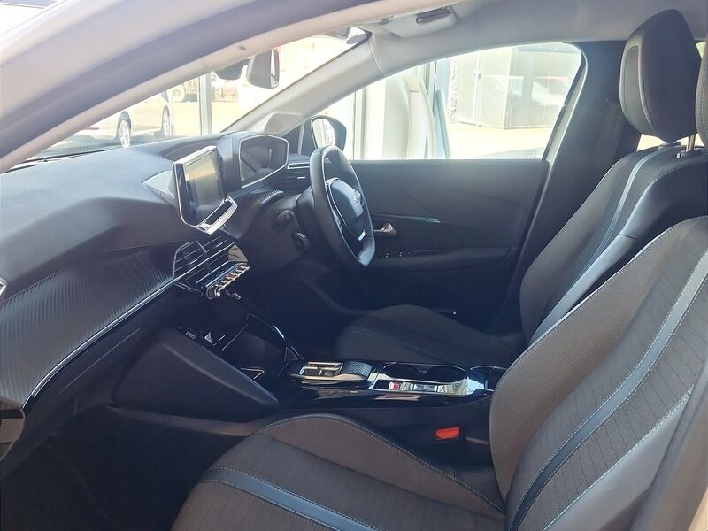 More views of Peugeot 208