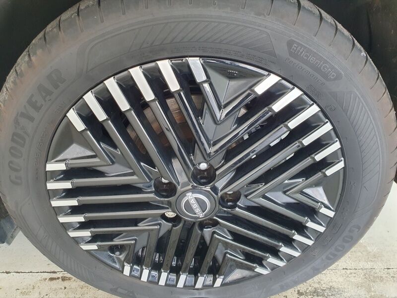 More views of Nissan Leaf