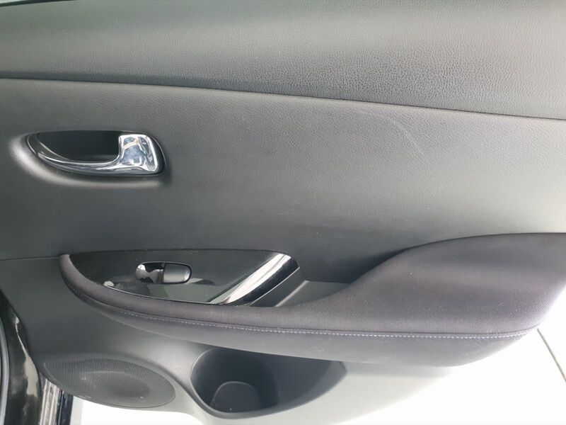 More views of Nissan Leaf
