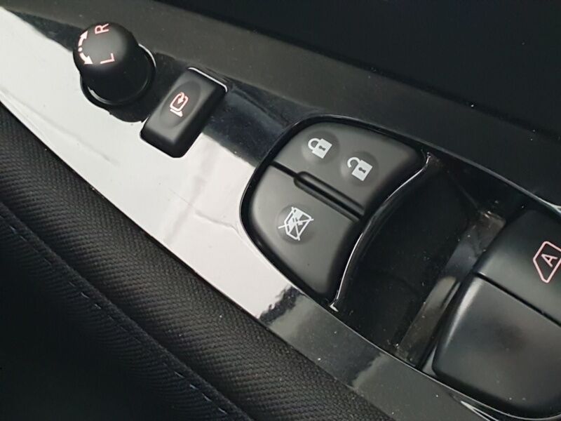 More views of Nissan Leaf