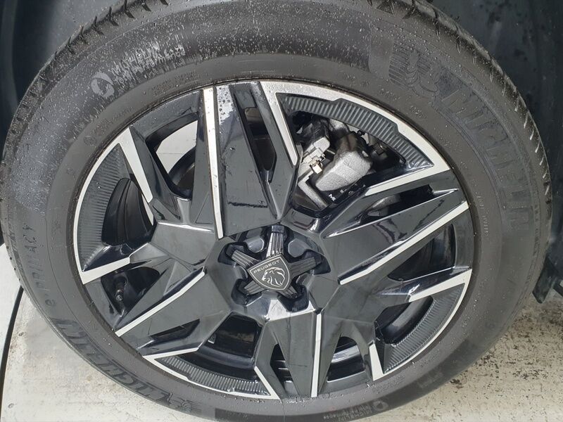 More views of Peugeot 5008