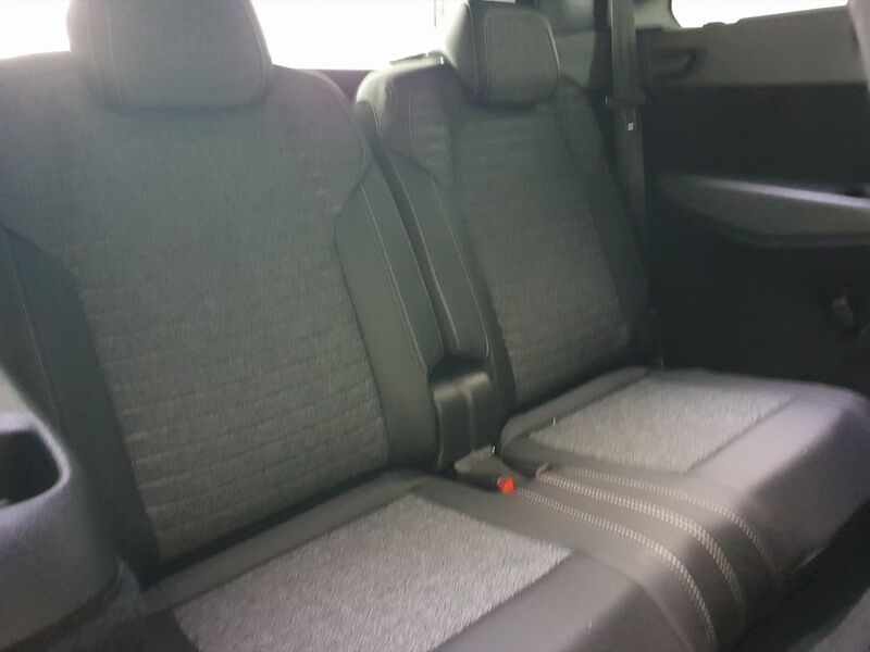 More views of Peugeot 5008