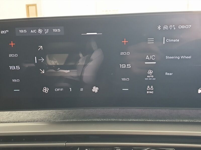 More views of Peugeot 5008