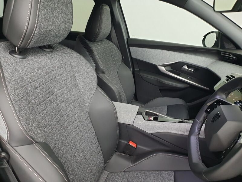 More views of Peugeot 5008