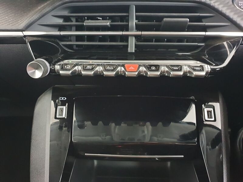 More views of Peugeot 208