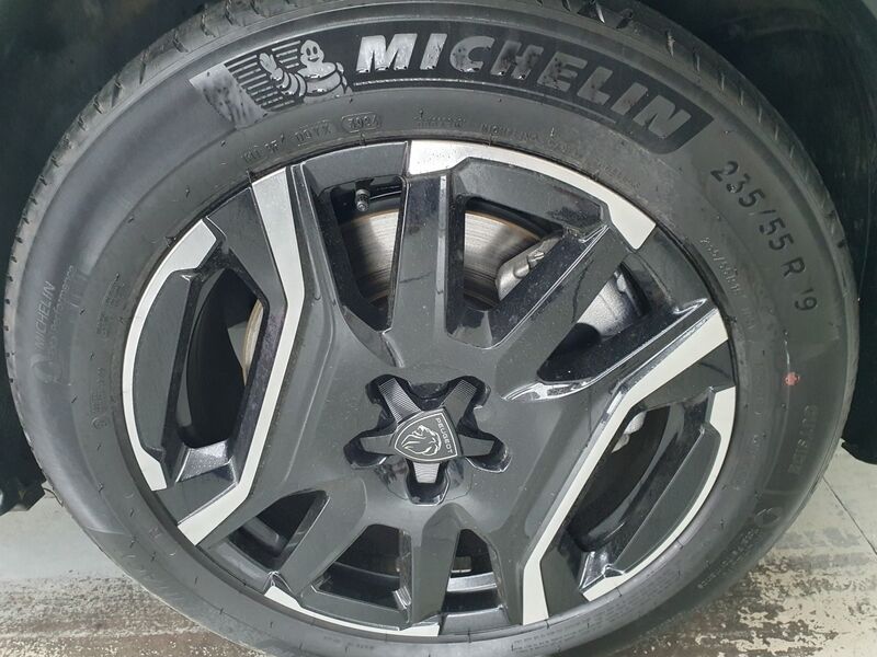 More views of Peugeot 3008