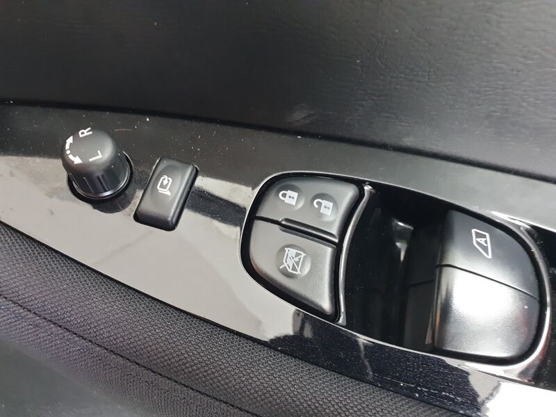 More views of Nissan Leaf