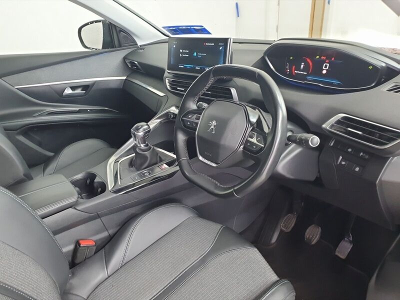 More views of Peugeot 5008