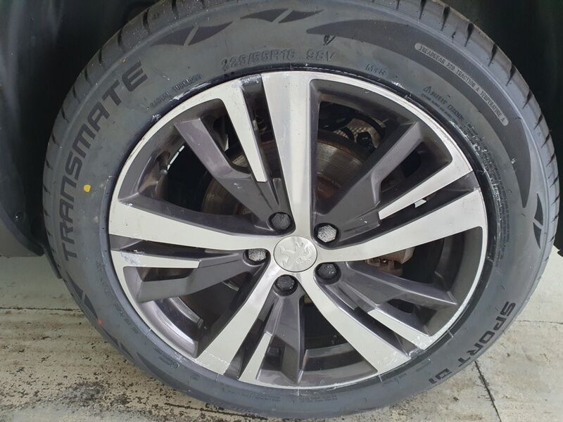 More views of Peugeot 5008